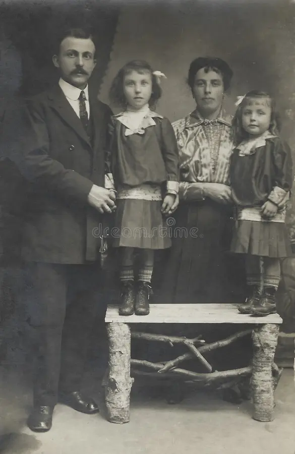 vintage-studio-family-photo-parents-daughters-antwerp-belgium-177579121