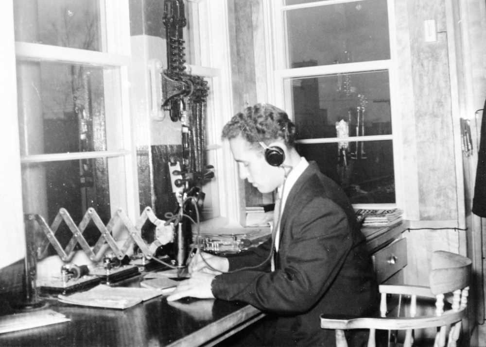 2.Jean-Denis St-Germain manipulant le télégraphe 1958-11-16 (Custom)